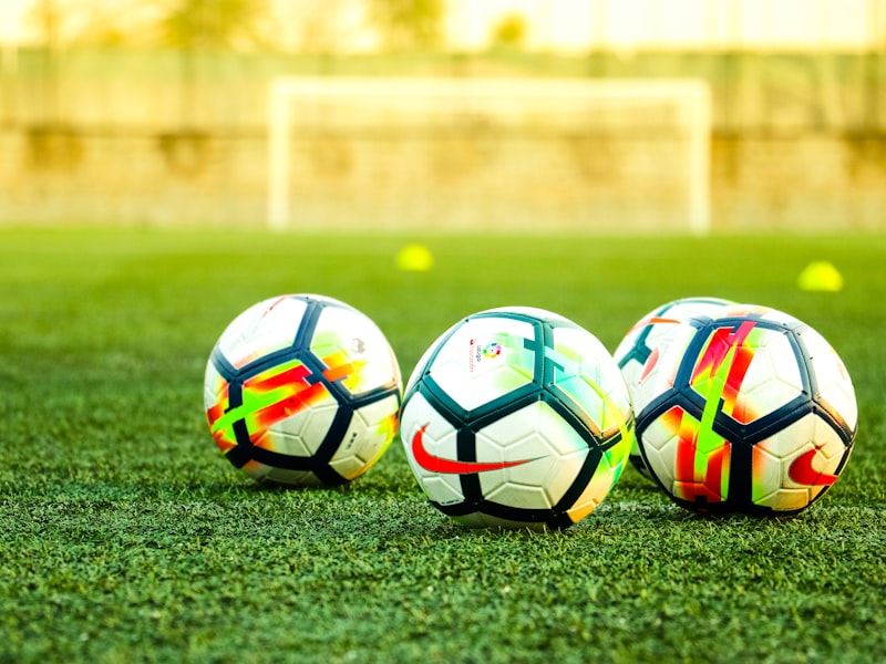 足球教练在战术板前为球员讲解战术策略的幕后场景